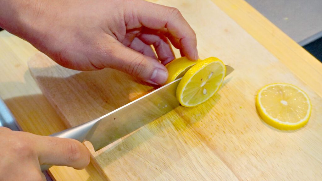 レモンを切って絞ろう