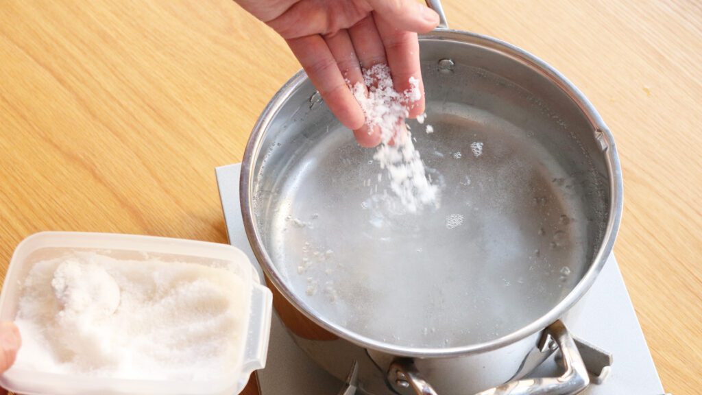 鍋にたっぷりのお湯を沸かして1%の塩を！