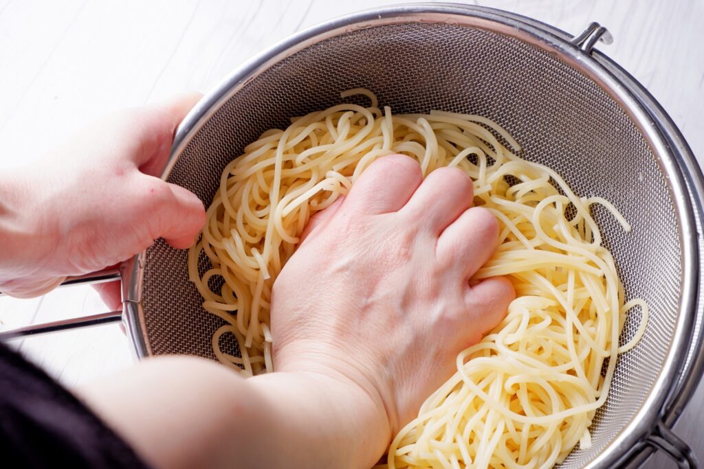 スパゲッティーニが締まったらしっかり水を切る