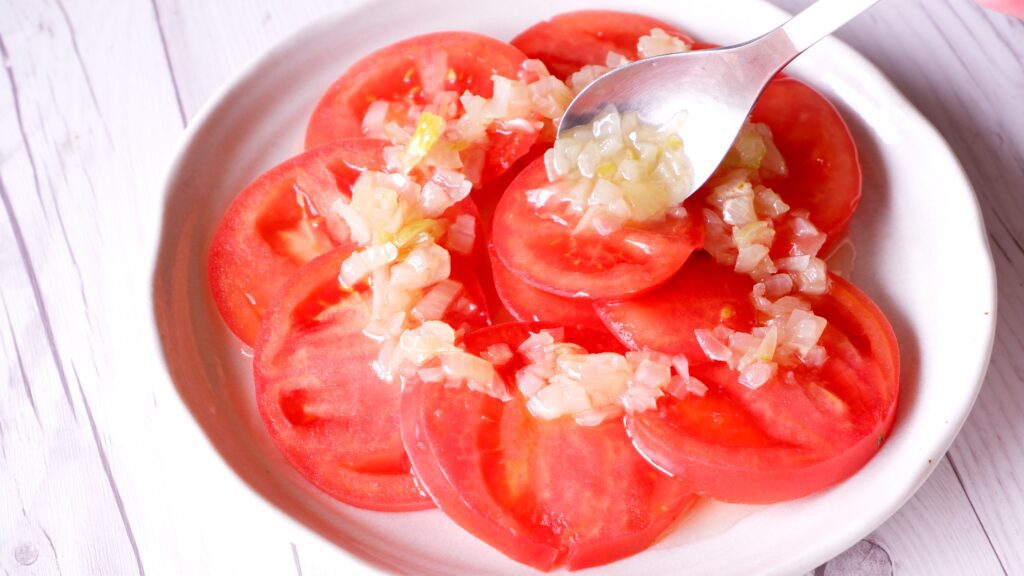 トマトを盛り付けてドレッシングをかける