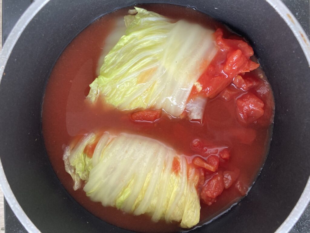 鍋に白菜とスープを入れ、煮込む