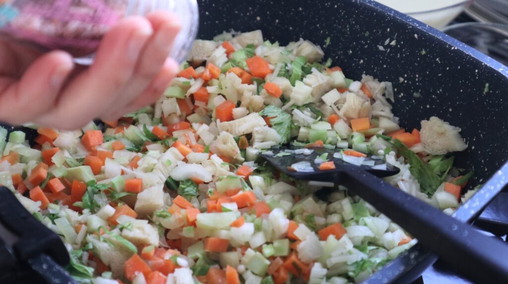 切った野菜とえのきを炒めよう。