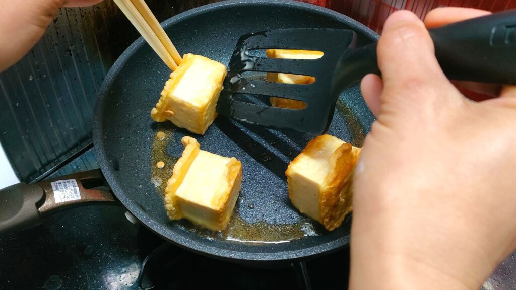 豆腐を転がす時は菜箸とフライ返しを使う！