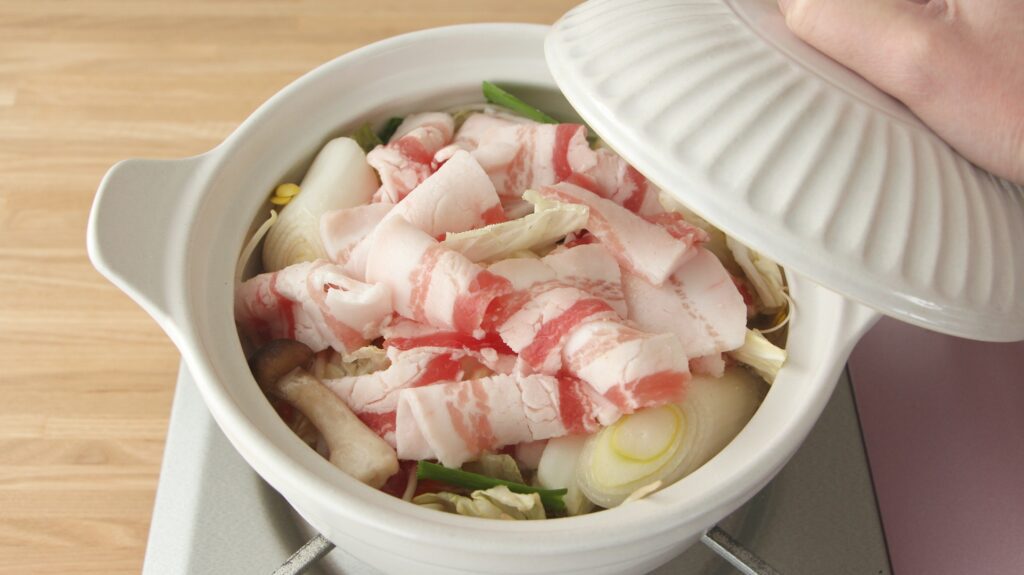 鍋に野菜、豚肉、鶏がらスープの素、水を入れて煮込む