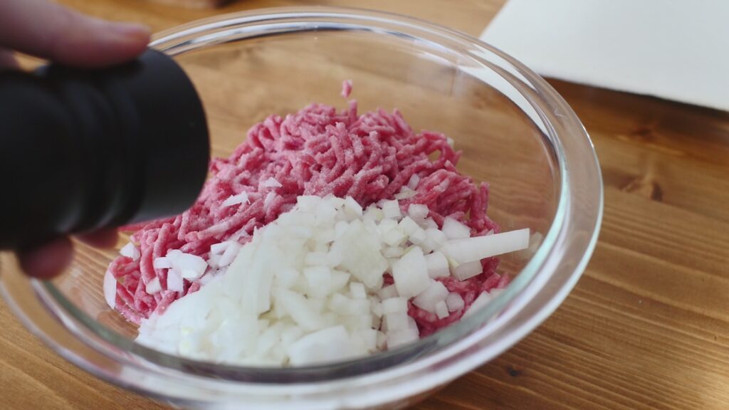 合いひき肉と玉ねぎ、塩こしょうを入れ混ぜる