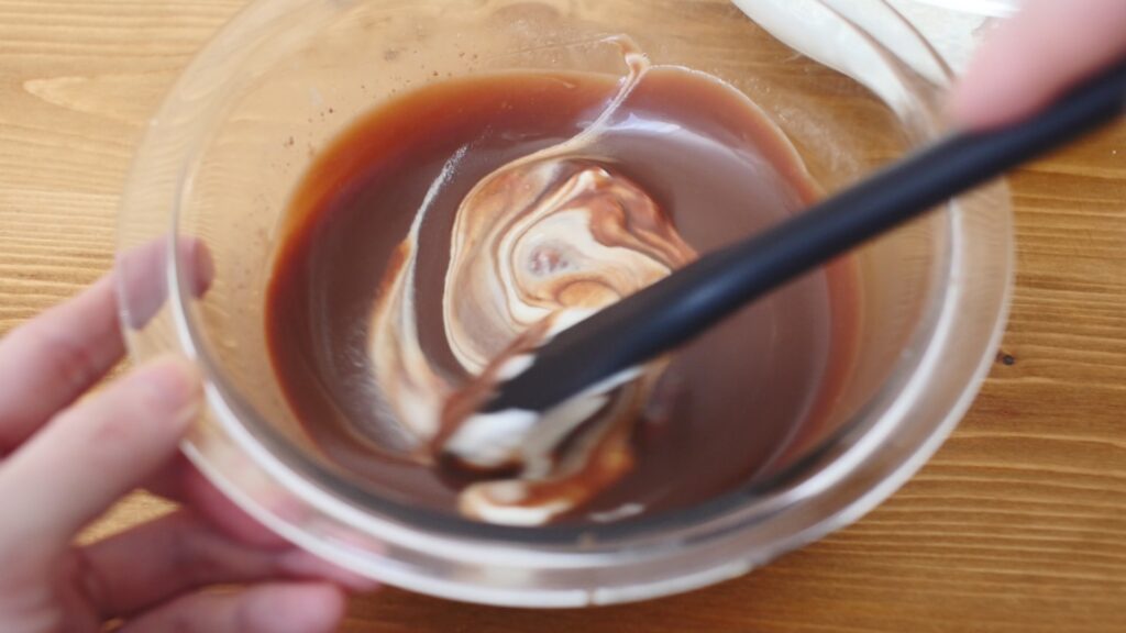 チョコレートと泡立てた生クリームを混ぜる