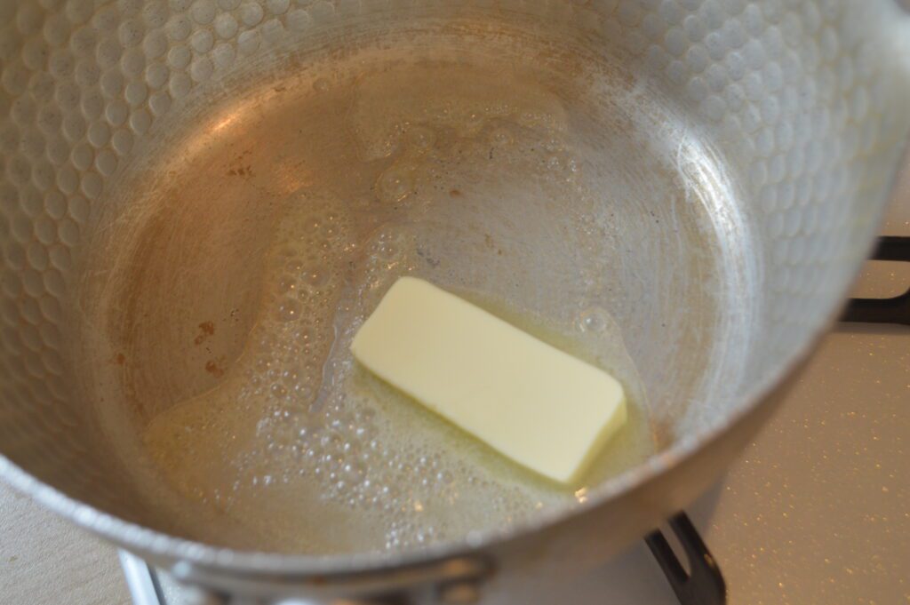 鍋を熱し、バターを溶かしましょう。