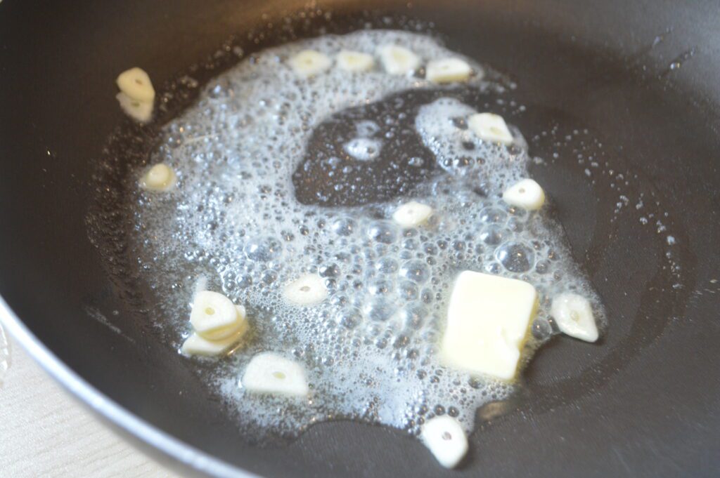 フライパンにバターを溶かし、にんにくを炒めます。