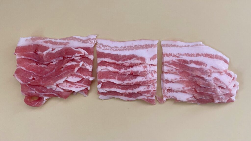 豚ばら肉を15cm幅に切る