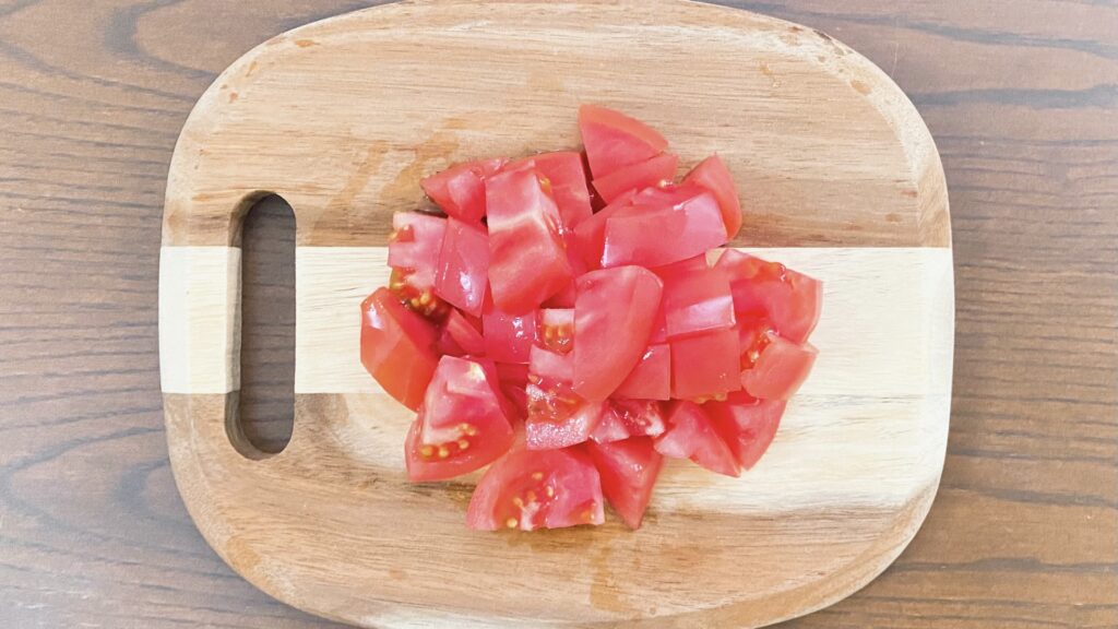 トマトとナスを1cm角に切る