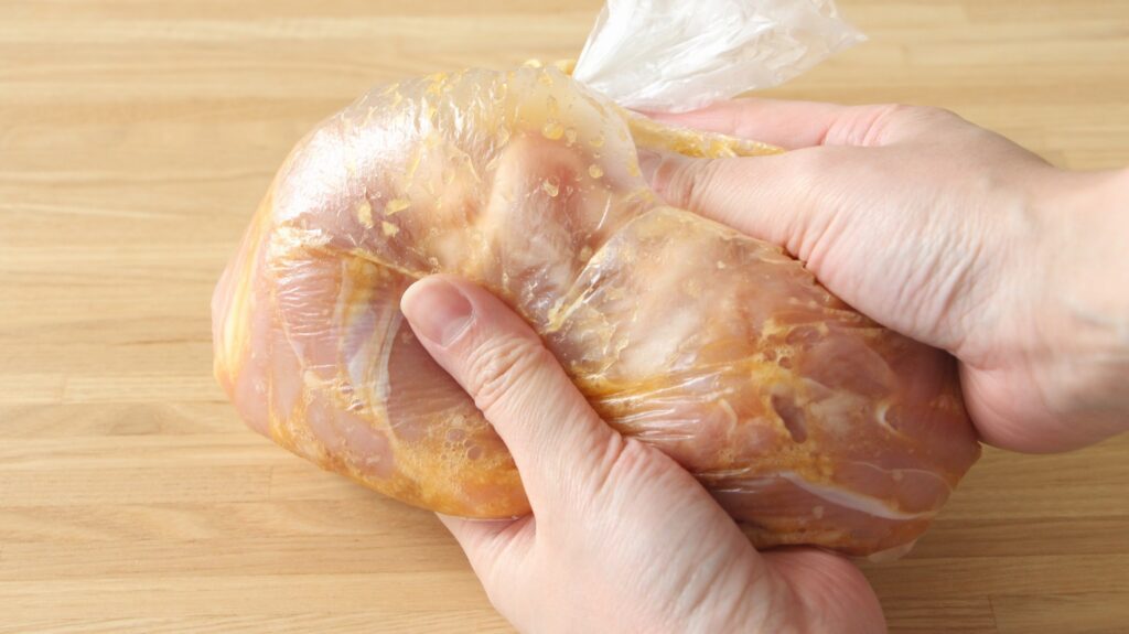 ポリ袋で鶏肉と調味料Aを混ぜて漬ける