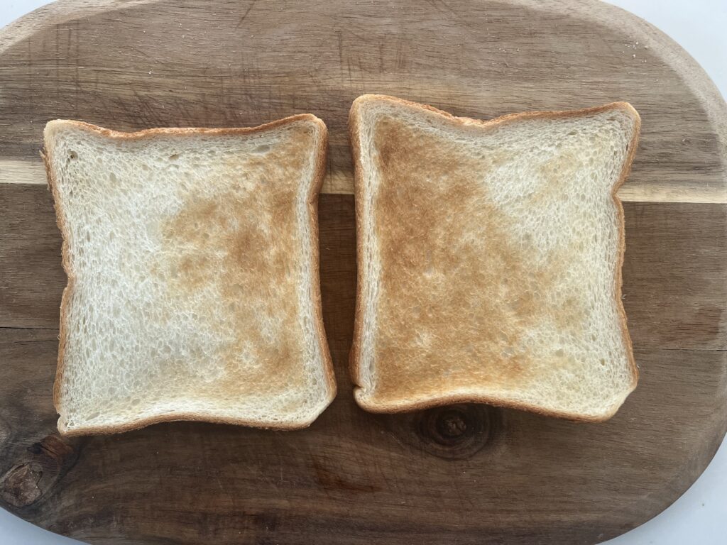 食パンをトーストする