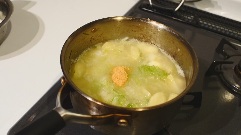 水、顆粒鶏がらスープを入れ煮る