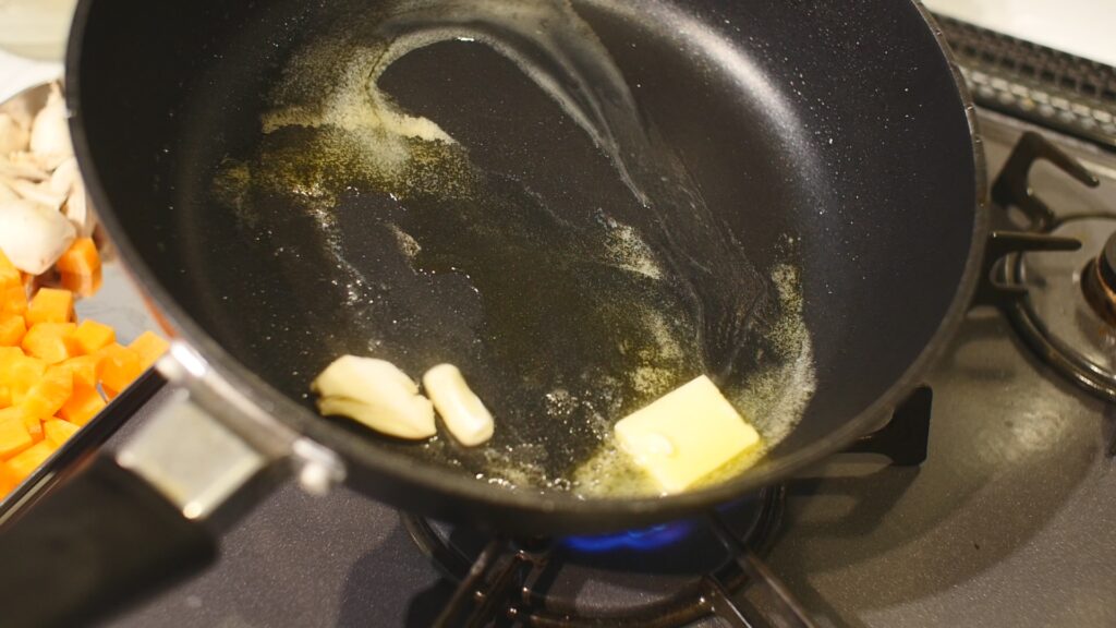 バターとニンニクを熱し、野菜を炒める