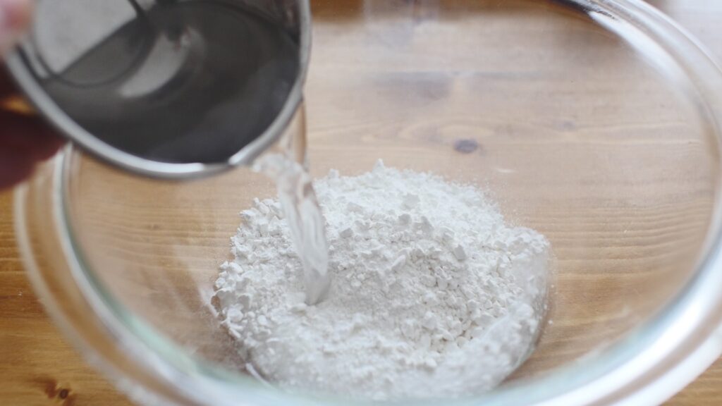 白玉粉に同量の水を入れ、よく混ぜよう