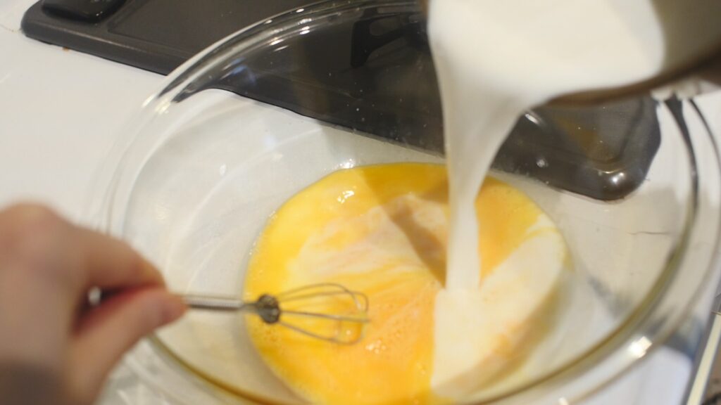 温めた牛乳を卵の入ったボウル移し、かぼちゃを加え混ぜる