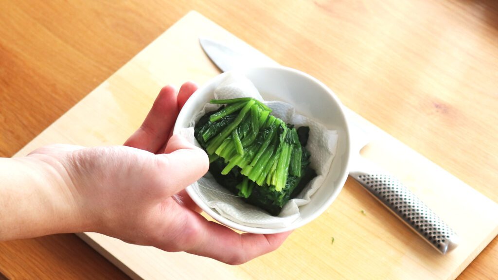 ほうれん草の水気を取っておこう