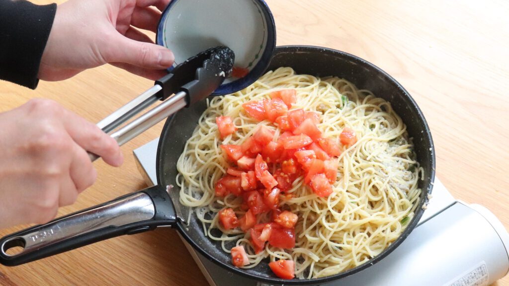 味見をして、トマトを加えよう