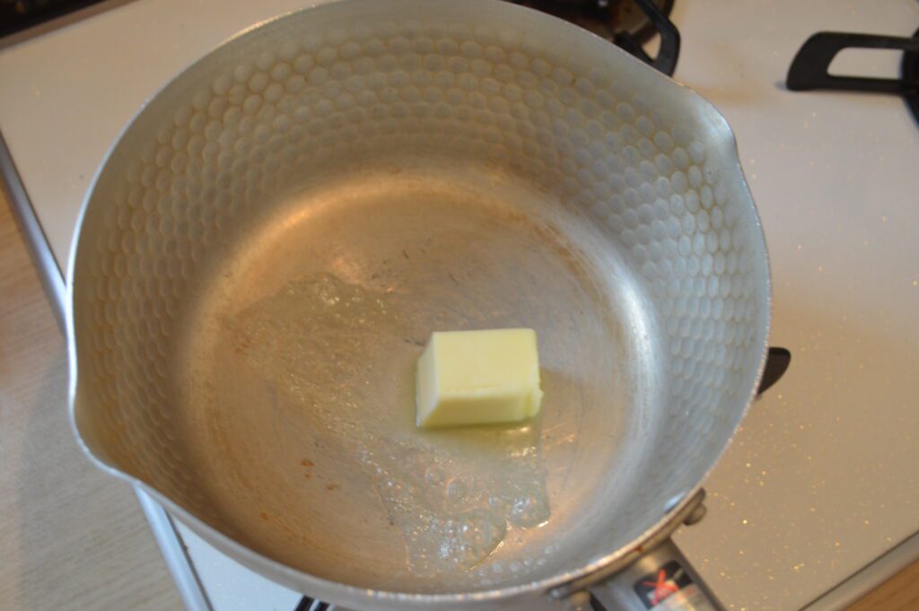 鍋にバターを入れて火にかける