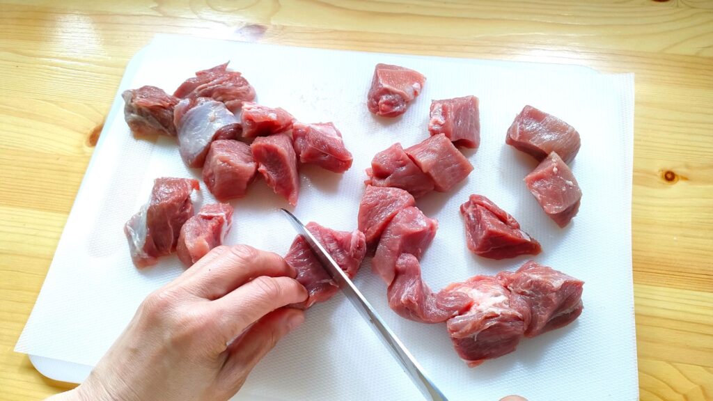 豚肉を一口サイズに切り、下味をつける
