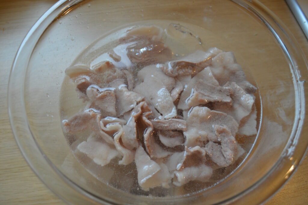 茹でた豚肉を氷水に取る。