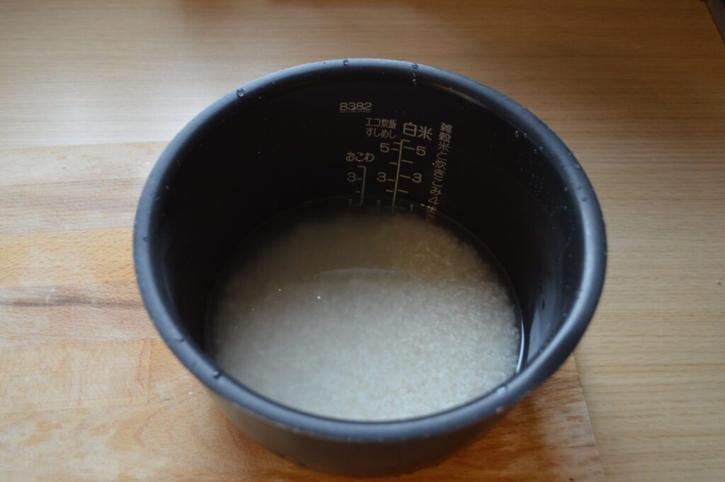 お米をといで、30分ほど浸水する