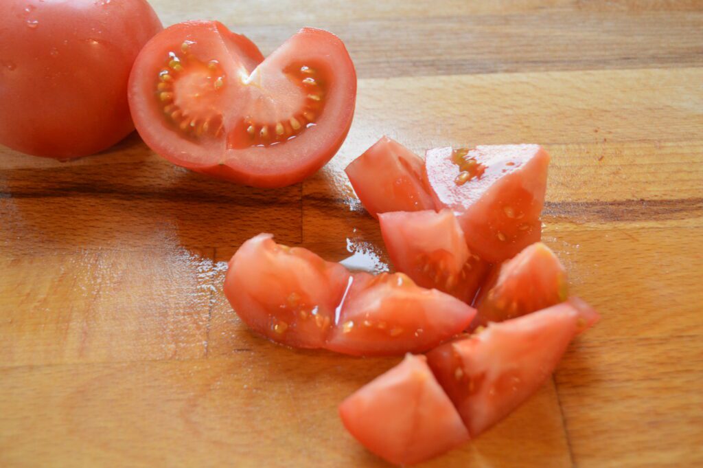 トマトはへたを取って、一口大に切る