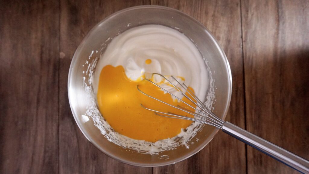 卵黄液とメレンゲを混ぜよう