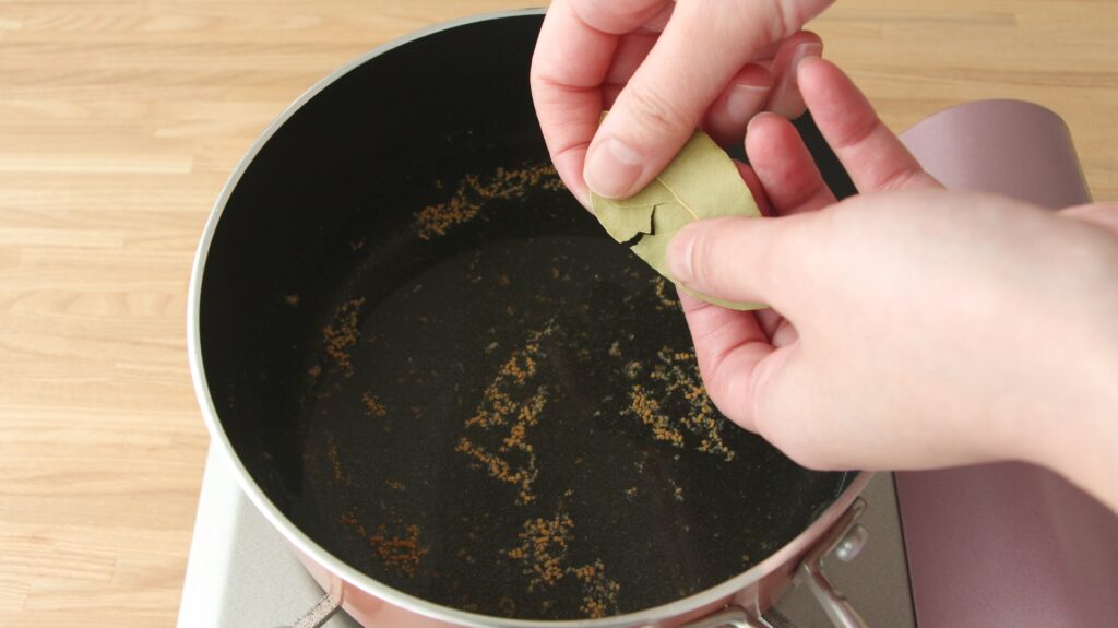 鍋にゆで汁の材料を沸かして餃子を茹でる