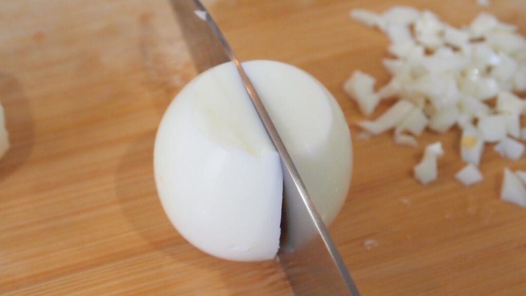 ゆで卵をカット