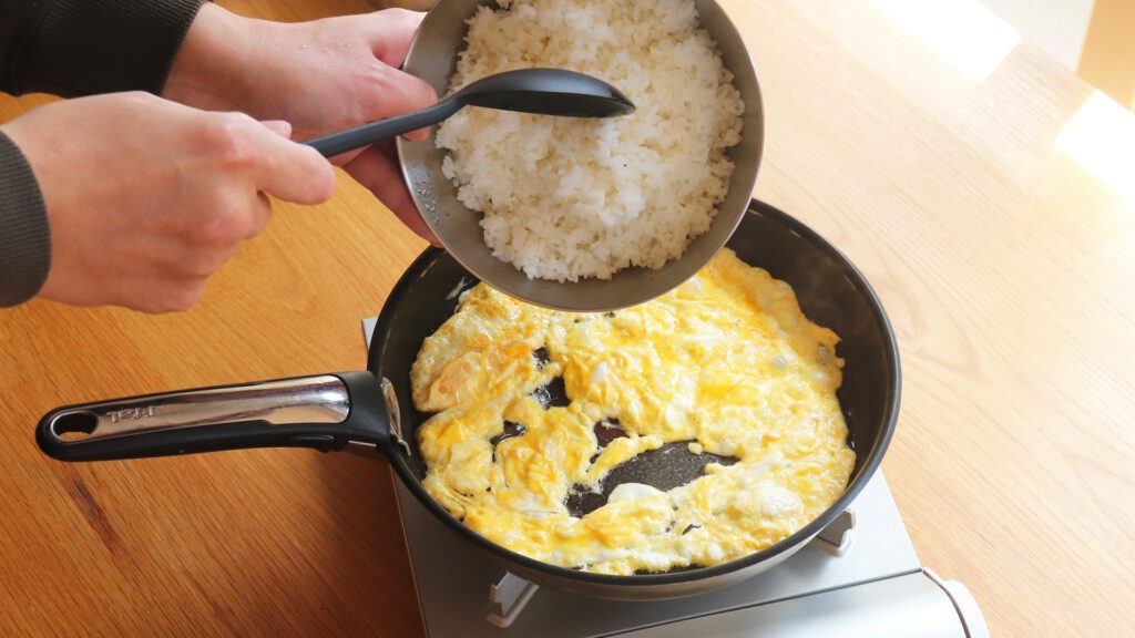 溶き卵が半熟になる前にご飯を投入しよう