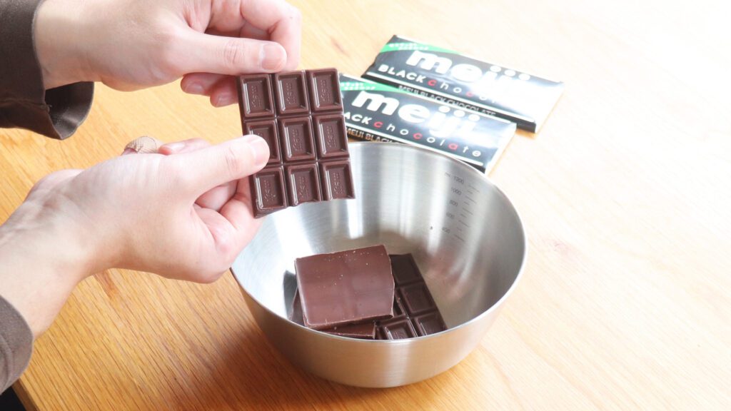 チョコレートは手で割って…