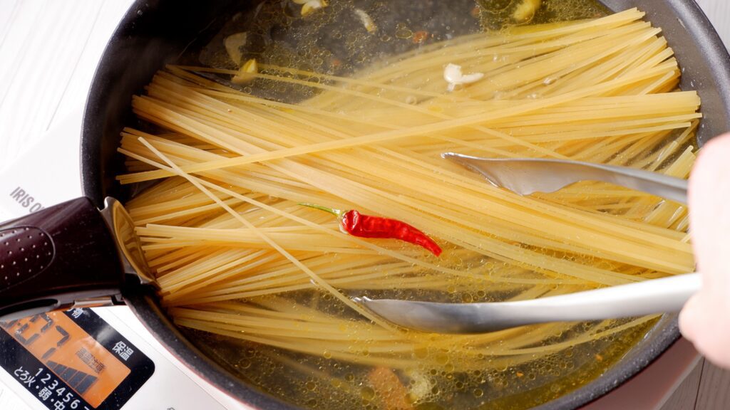 お湯を入れてパスタを茹でる