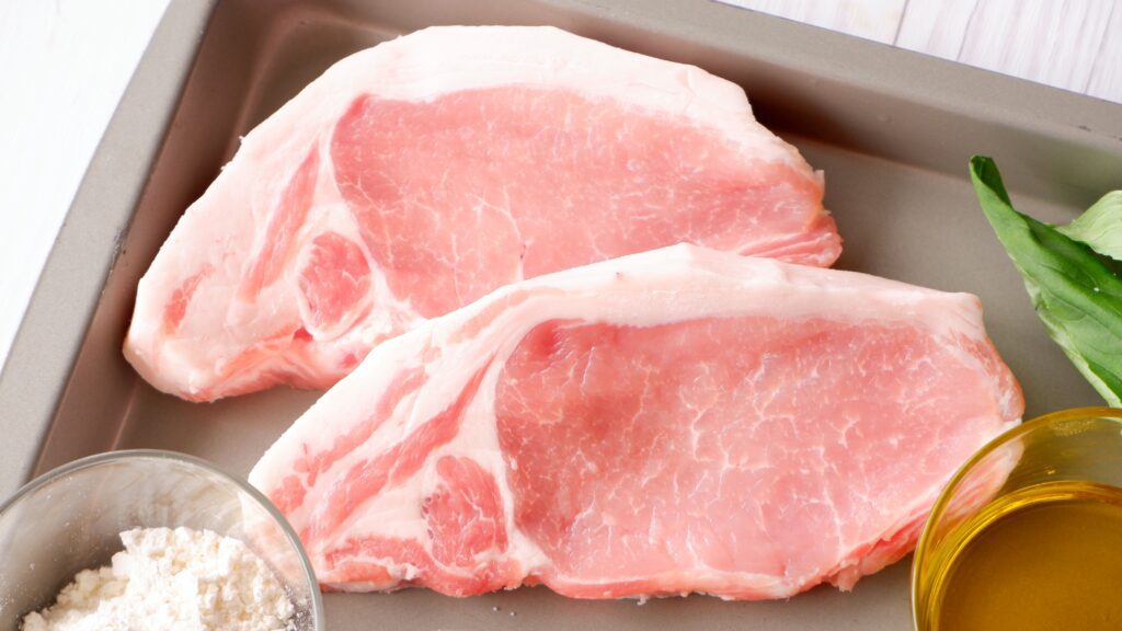 豚肉は調理する30分前に冷蔵庫から出します