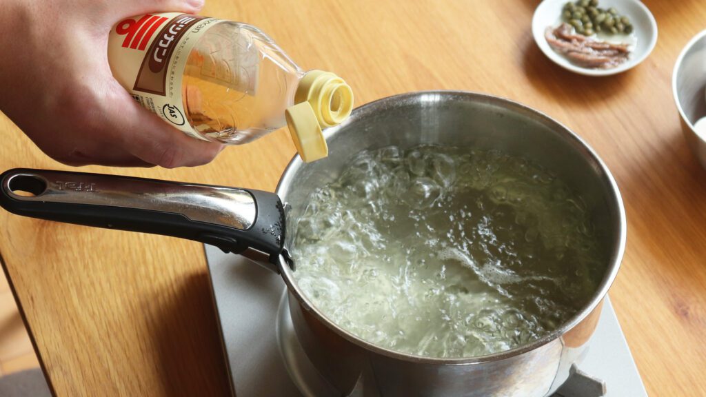 同じ塩水でお酢を足して卵をボイルすると効率的！