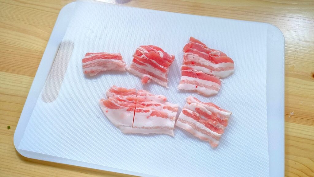 豚肉を切り分ける