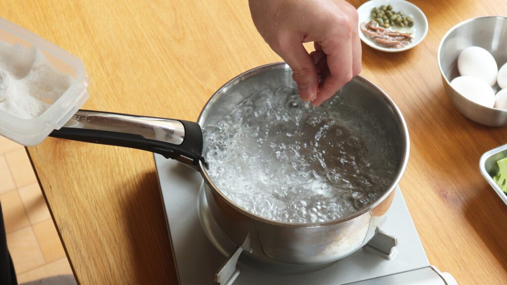 沸騰したお湯に塩を加えると色鮮やかな仕上がりに！