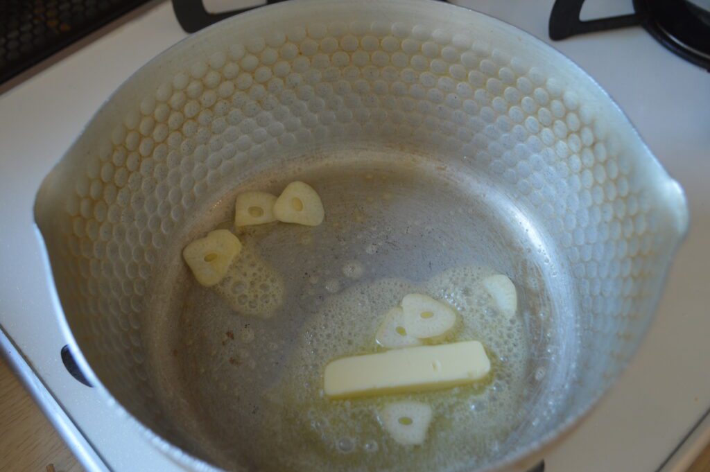 鍋にバターとにんにくを入れて弱火にかける