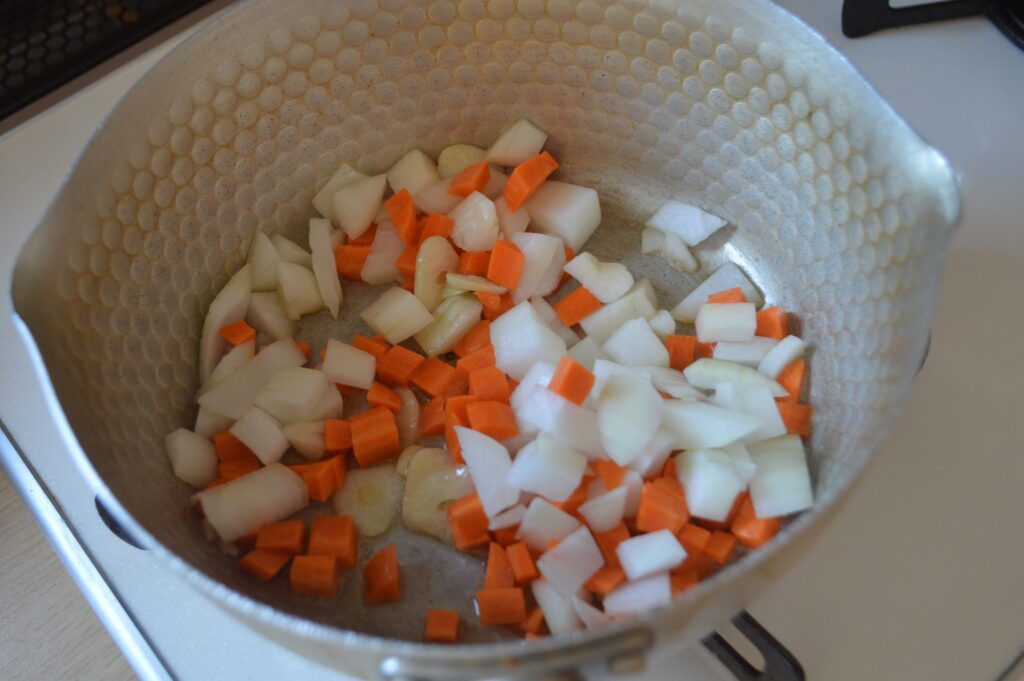 鍋に、切った人参と玉ねぎを入れて炒める