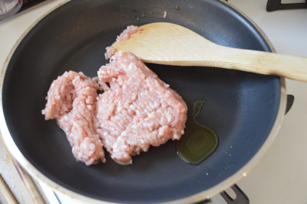 フライパンで鶏ひき肉を炒める