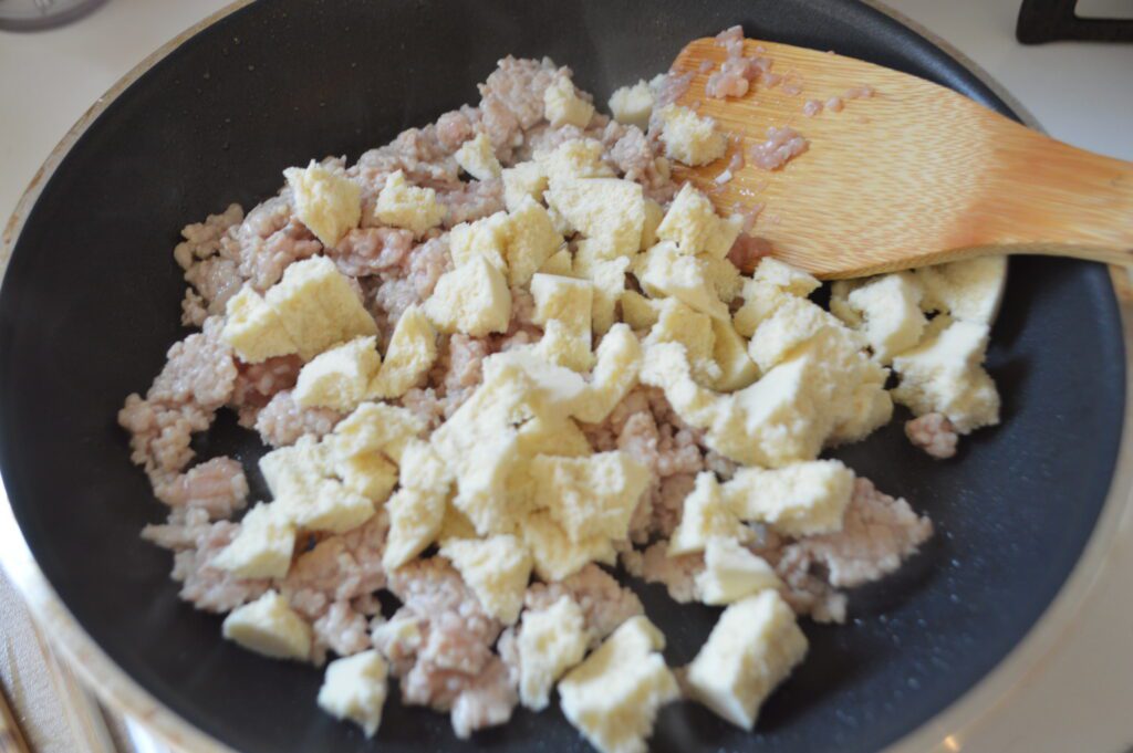 高野豆腐を入れていためる