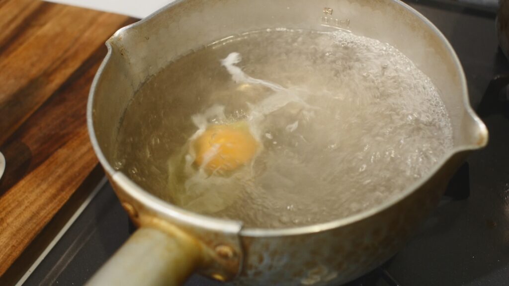卵を入れ、２分～２分半程茹でて火を入れる