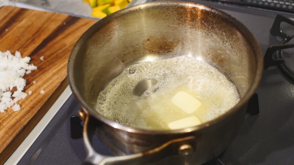 バターを熱し、玉ねぎをしっとり炒める
