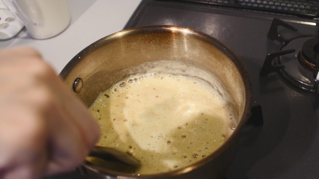 バターが溶けたら、小麦粉を炒める