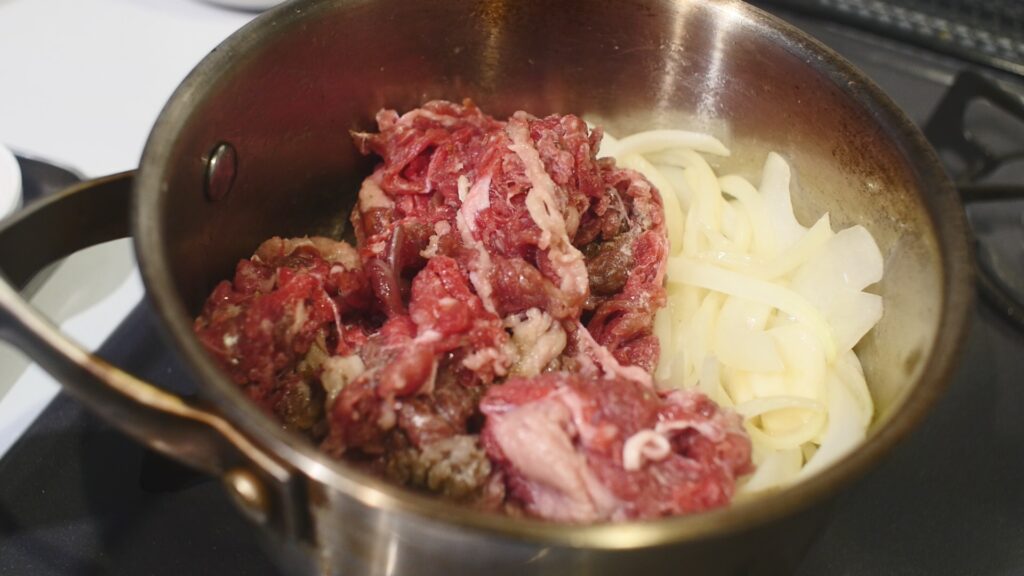 牛肉を入れサッと炒める
