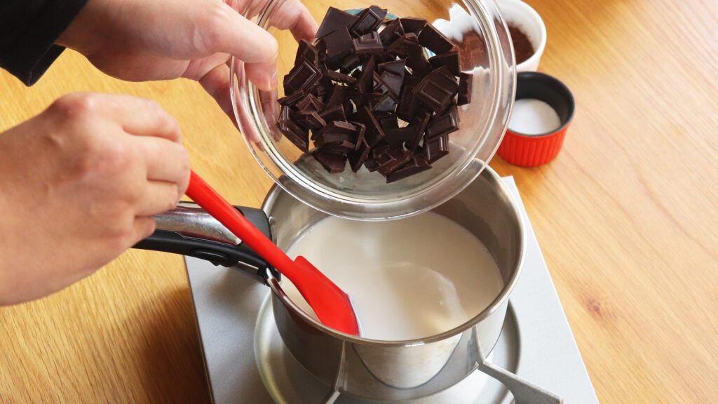 牛乳を鍋で温めて、チョコレートを加えよう