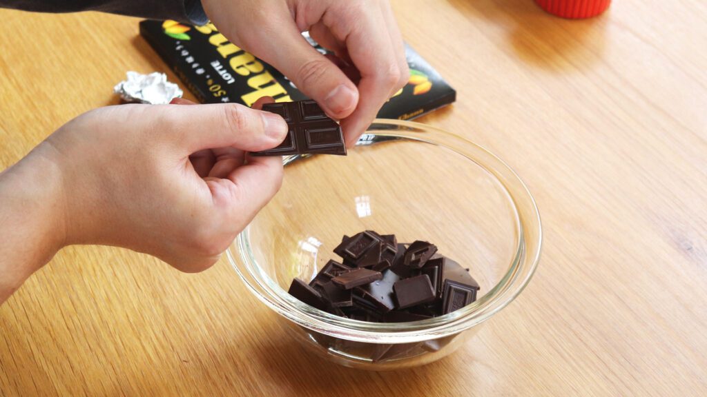 チョコレートを手で割っていこう