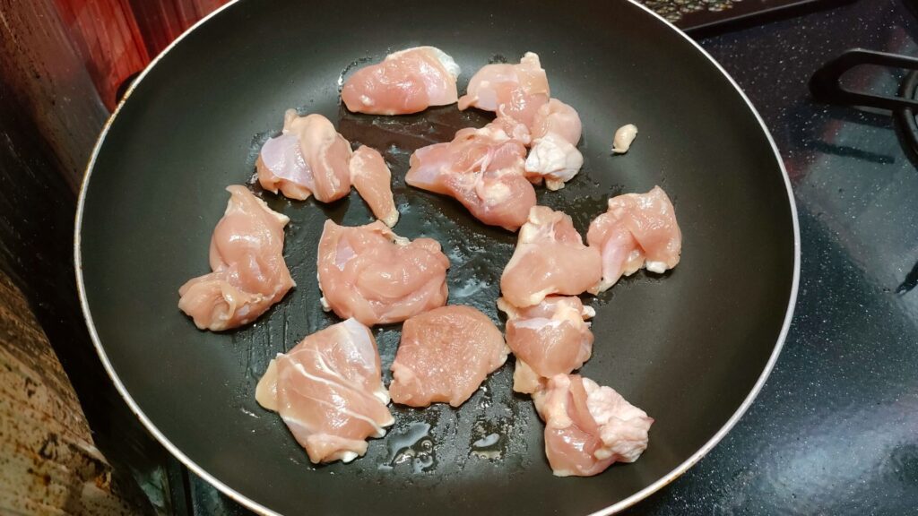 鶏肉をフライパンで炒める