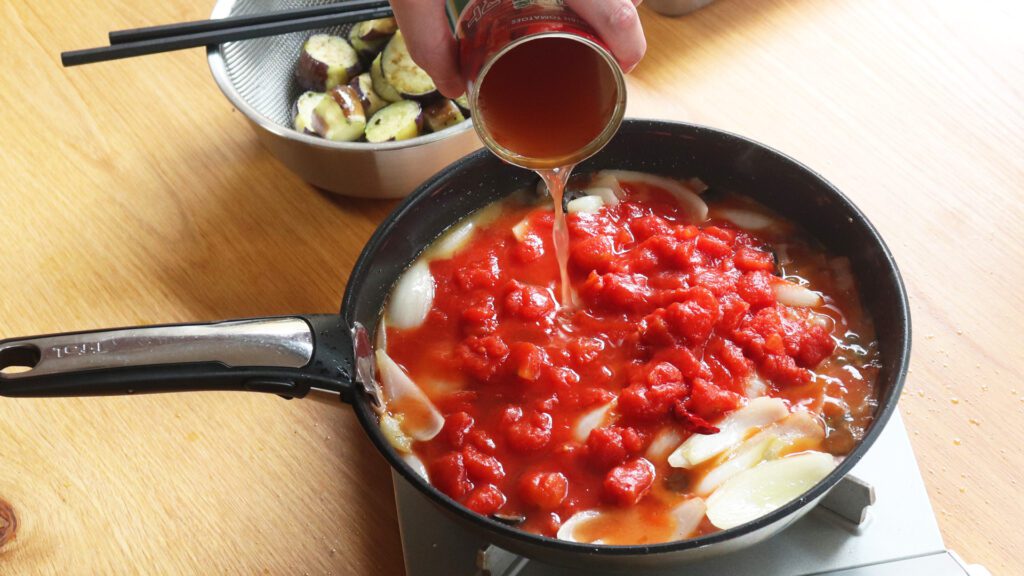 トマト缶と水を加え煮込んでいこう