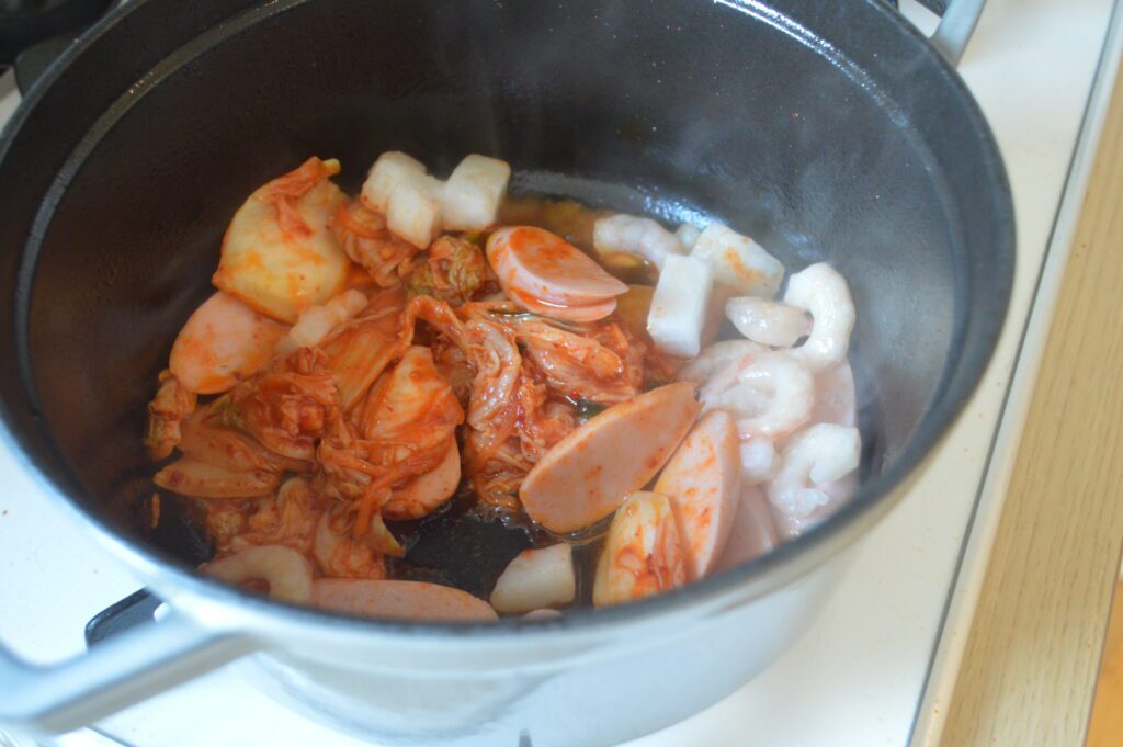 キムチ、シーフードミックスは炒めてから煮る